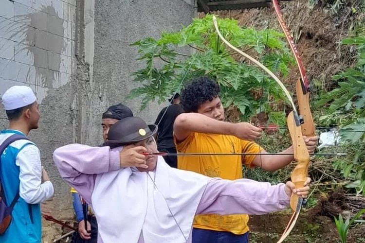 Rish Archery Club Hibahkan Atribut Panahan ke Sekolah di Megamendung